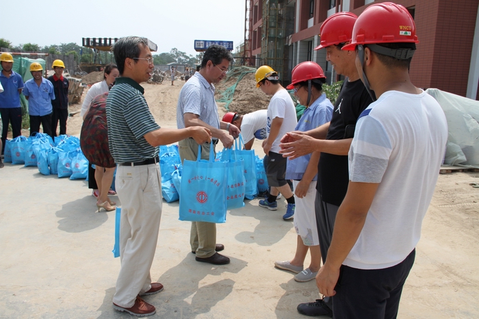 2016-8-3市總工會(huì)慰問 073.jpg