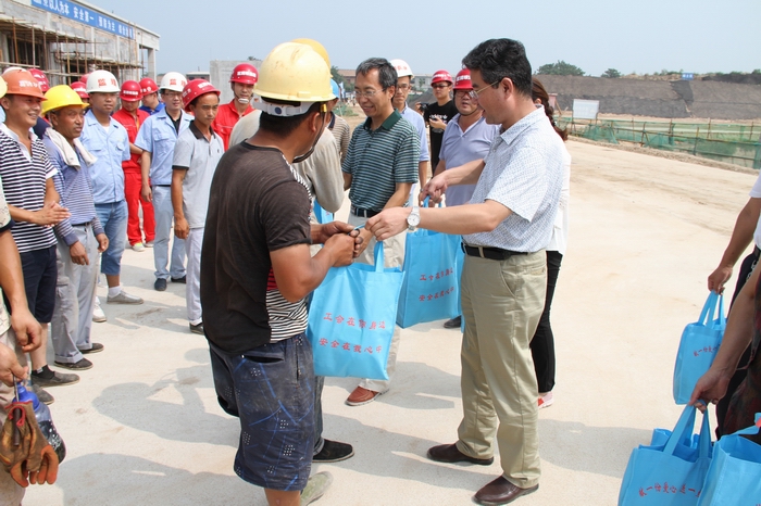 2016-8-3市總工會(huì)慰問 053.jpg